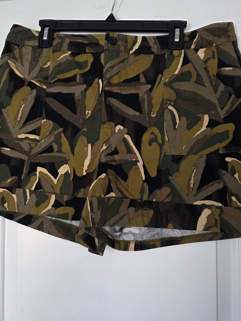 Who What Wear Leaf Camo Print Women's Skort Shorts in Olive and Tan
